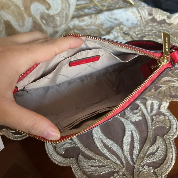 Michael Kors Crossbody with Tech Attached MK Signature - Picture 3 of 12